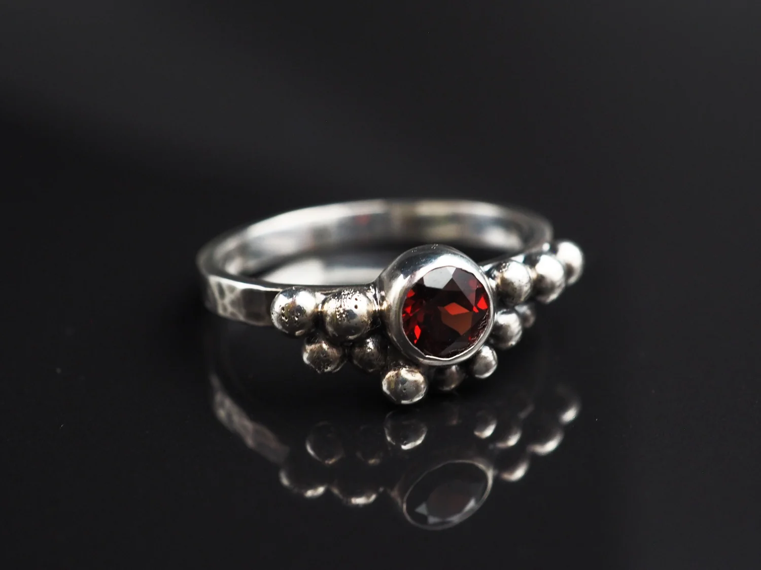 Pierścionek srebrny z granatem - jarzębina