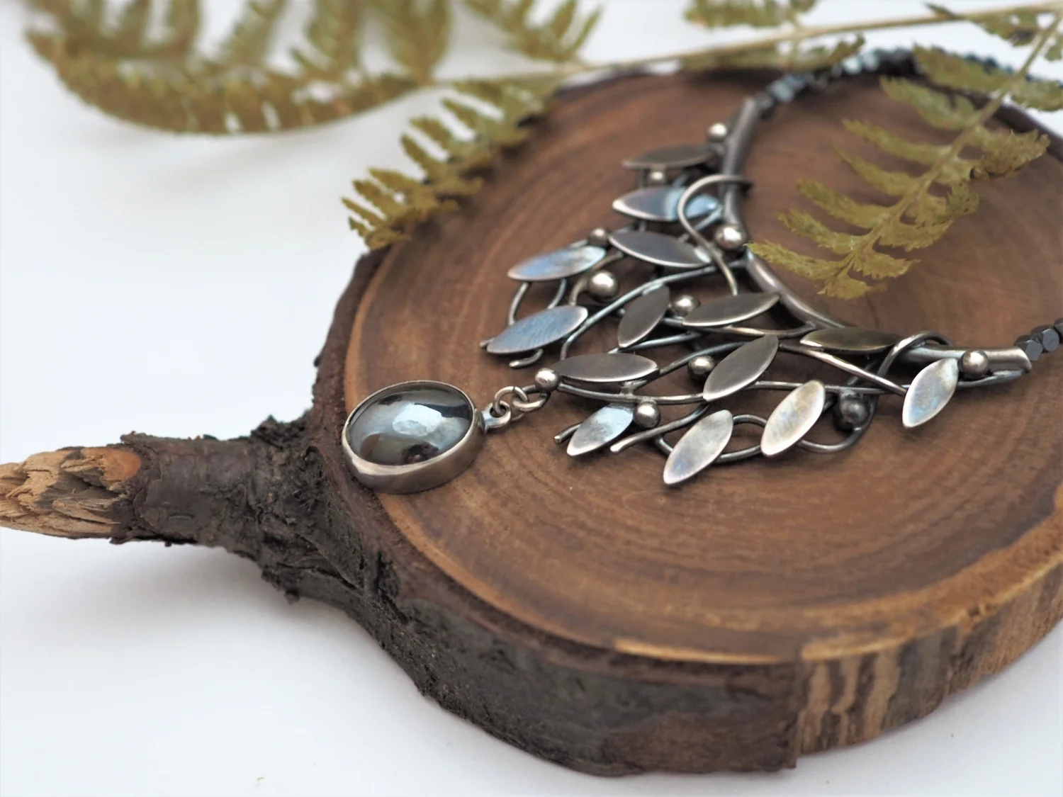 Naszyjnik z owocem czarnego bzu