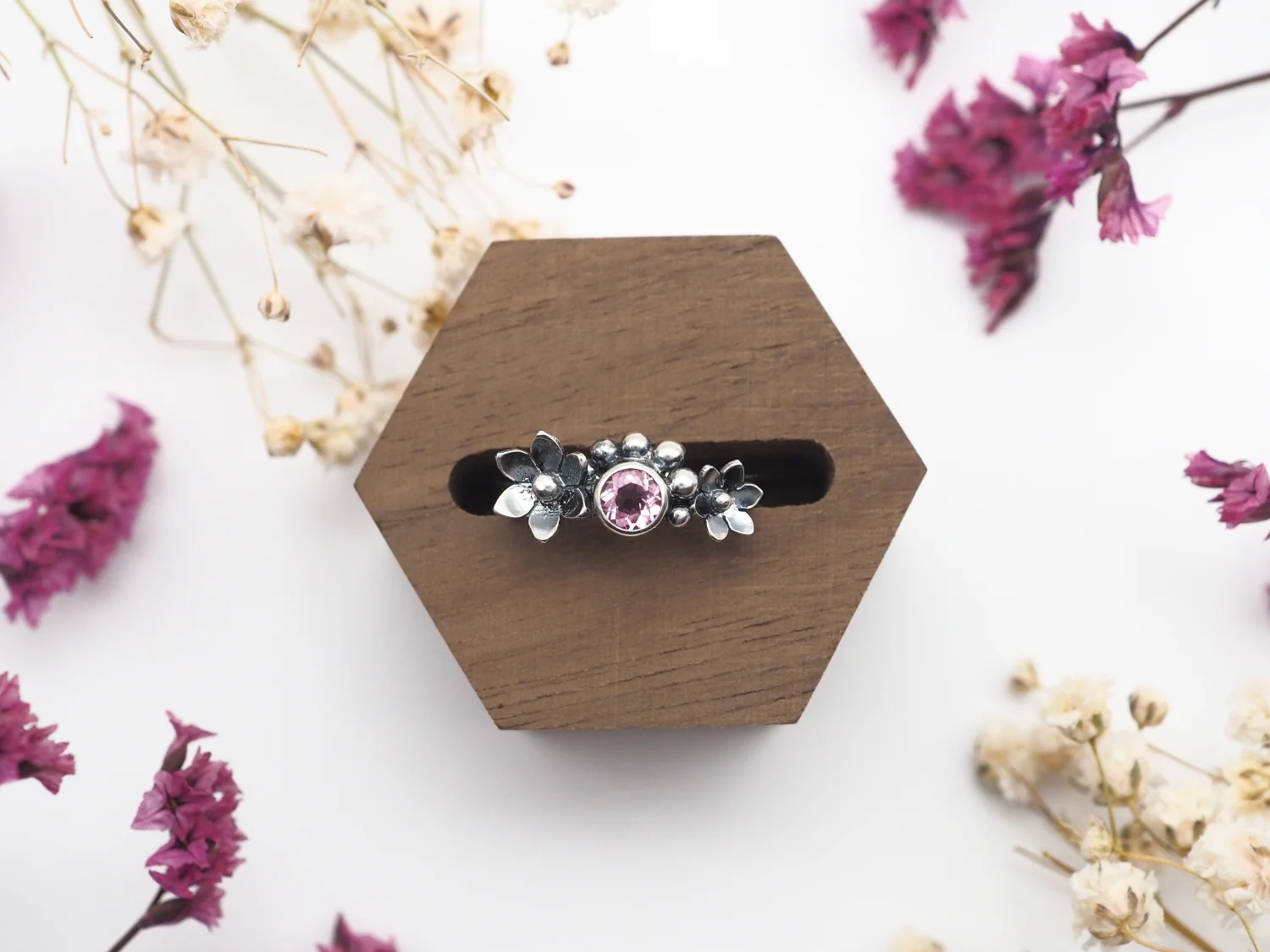 Kwitnąca piwonia pierścionek