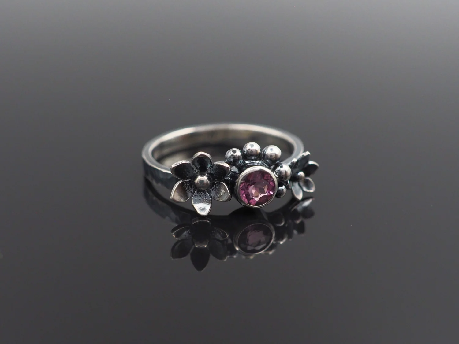 Kwitnąca piwonia pierścionek