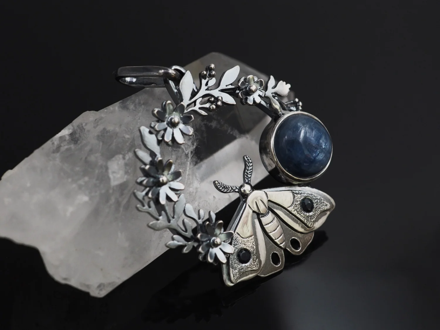 Magiczny ogród nocą