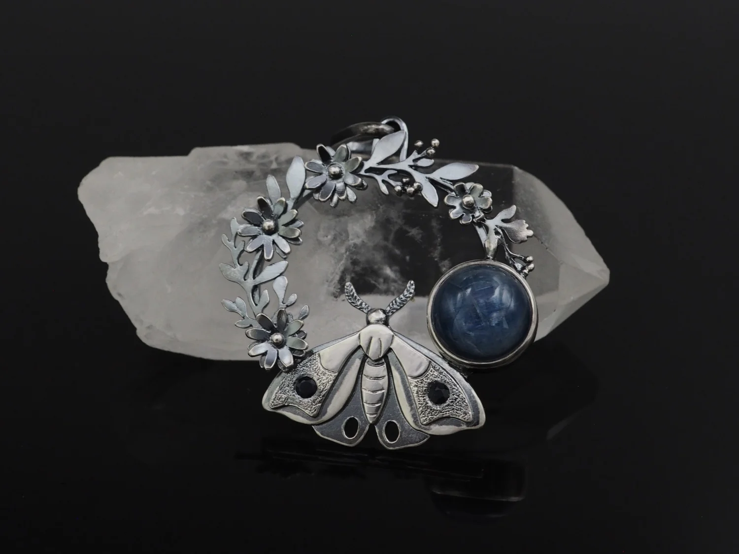 Magiczny ogród nocą