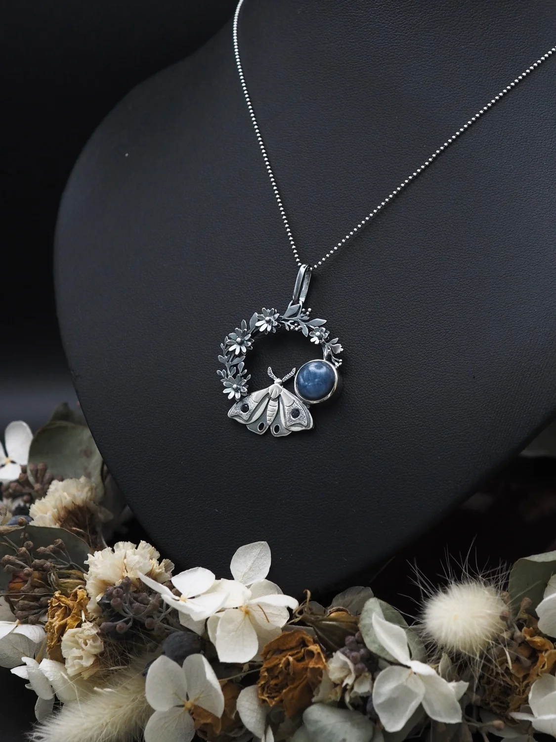 Magiczny ogród nocą