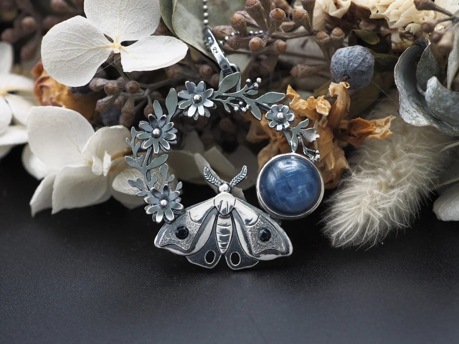 Magiczny ogród nocą