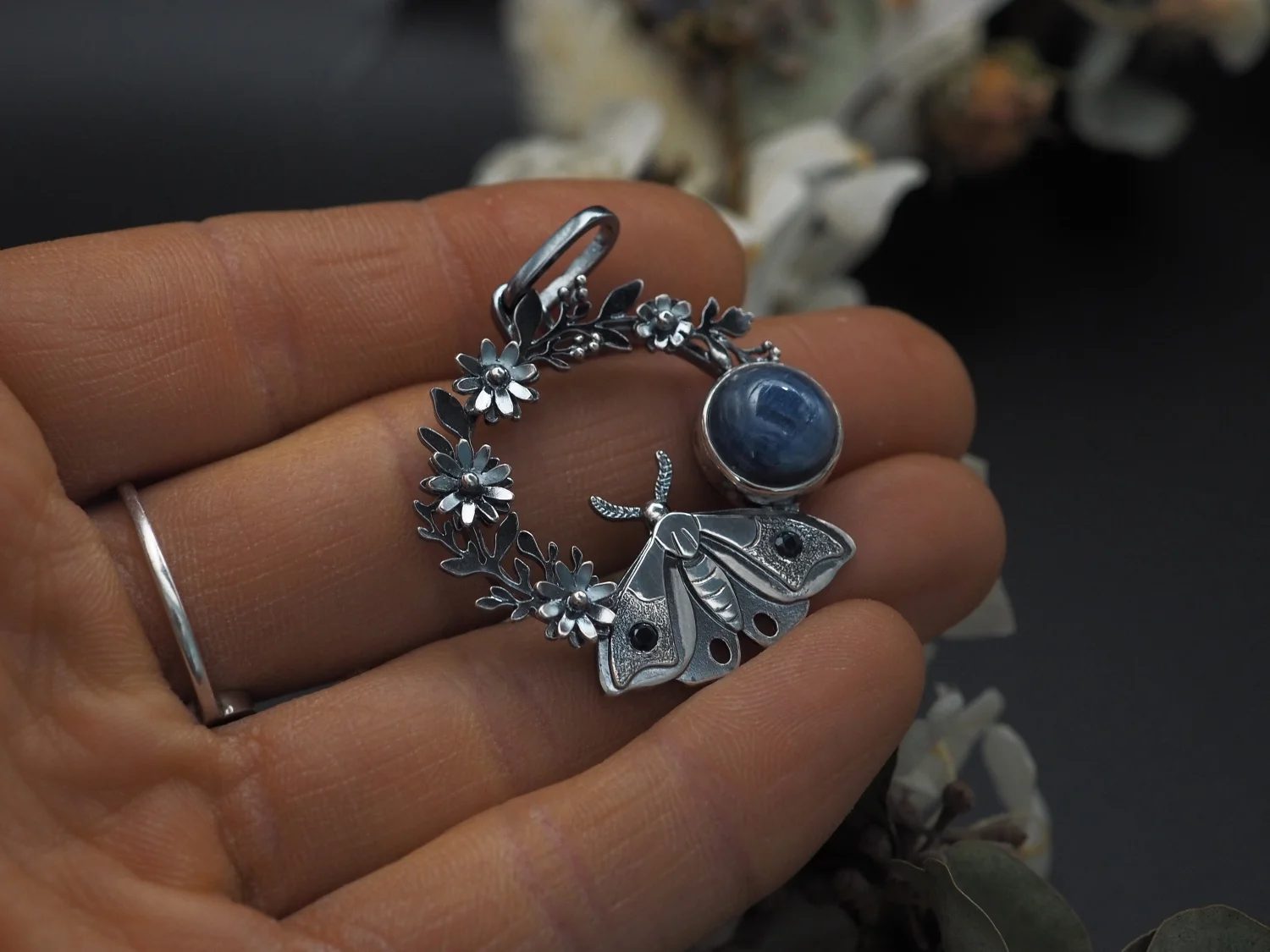 Magiczny ogród nocą